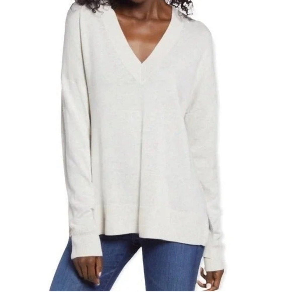 Chelsea 28 oatmeal heather v neck sweater
